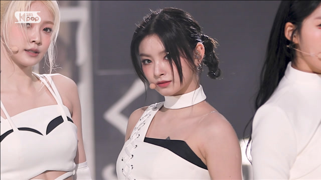 真人芭比!everglow 人气歌谣 《first》王怡人舞台4k贴脸直拍