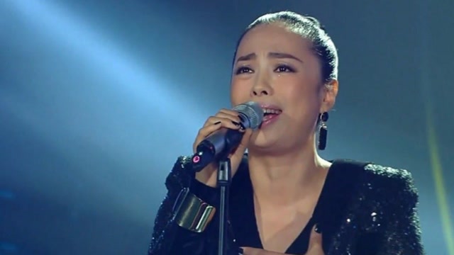 黄绮珊翻唱汪峰《等待》,上来就飙海豚音,唱功原超原唱