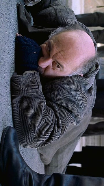 大家应该都看过这样一个镜头一个中年男子面容憔悴低眉垂腰伤心欲绝的