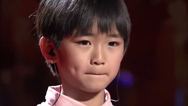 小男孩上台为了爸爸唱一首歌,唱哭全场,盘点为父母唱歌的小童星