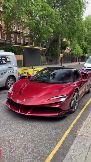 法拉利sf90出门炸街了请各位女司机远离