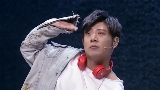 小品老王说事上十岁一个代沟高晓攀上演00后平时喝尿有味