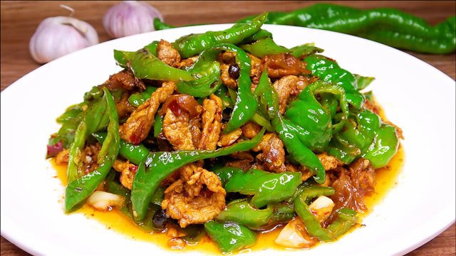 农家小炒肉到底先炒辣椒还是先炒肉?大厨教你好吃做法,香辣下饭