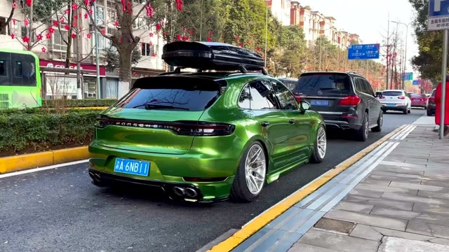 保时捷macan改装低趴,加上车顶行李箱,气势不输自家轿跑!