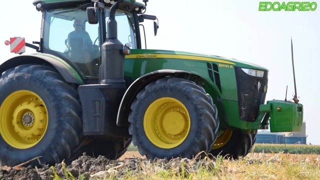 约翰迪尔8400r拖拉机8r系列400马力顶配版深翻作业