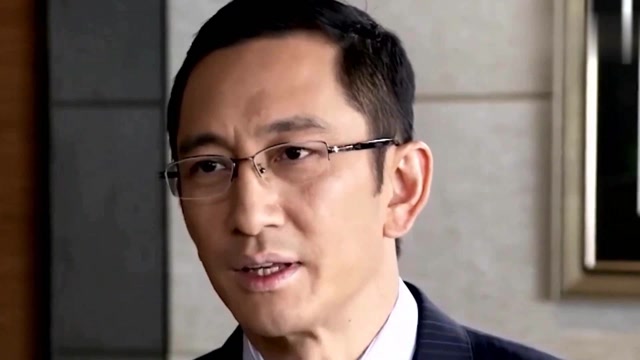 吴启华现身商演 舞台简陋却依然卖力演唱 57岁身材仍然保持健硕