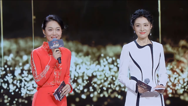 周涛周群两大名嘴口才对比,俩人同台调侃台下大碗,差距一目了然