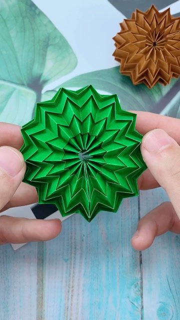 很有折纸设计感的一款解压翻转球,折的过程也很舒适#折纸玩具