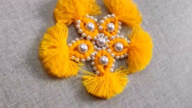 手上卷几圈毛线,在用针线缝一下,做一朵精美的花朵,太好看啦!