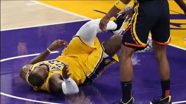 笨的猪都笑了!nba五大搞笑摔跟头,詹姆斯大憨憨傻芬贴地滑行