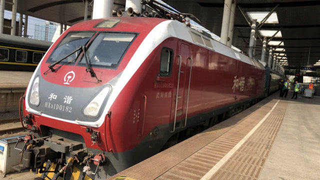 这趟列车由成都开往上海,全程2622公里,用时39小时37分