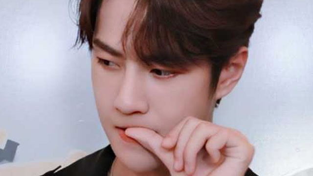 男星女星啃手画风大不同,赵丽颖可可爱爱,王一博手指都啃秃了!