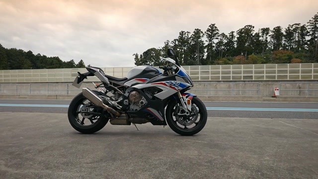 宝马s1000rr跑车压弯