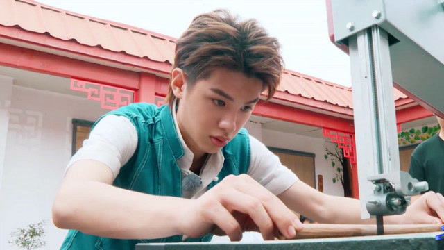 蔡徐坤动手做排箫超专注,黄明昊首次尝试却像在玩游戏