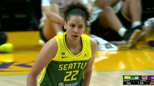 WNBA焦点战复盘：火花客场掀翻风暴夺关键胜利