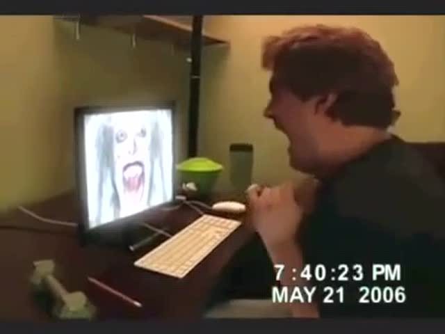 吓人的鬼片!吓到一拳打爆电脑荧幕