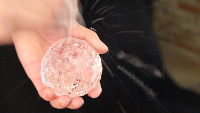 手凿冰球,威士忌的好搭档