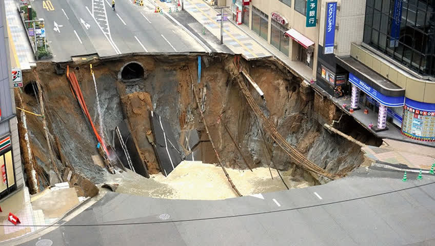 实拍日本博多车站附近地陷 巨大深坑瞬间吞没红绿灯