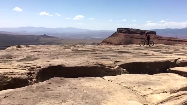 后怕!男子悬崖骑车失误摔倒 险些坠入万丈深渊