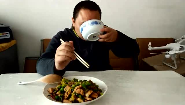 农村大表哥吃大米饭,还嫌米饭做的不好吃