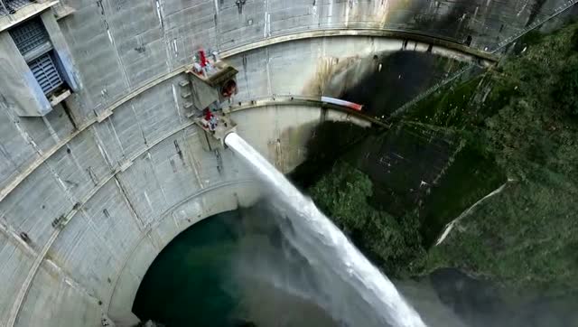 实拍大坝开闸放水,太壮观了