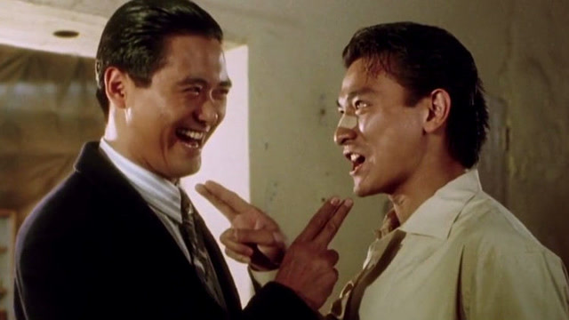 赌神周润发一招将老千和出卖自己的弟弟干掉,霸气!