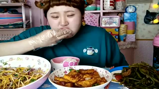 肉姐用哈喽kitty碗吃酸豆角,大胃王也是有颗少女心的哟!