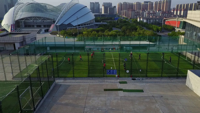 沈阳一商场8楼顶现空中足球场 足球爱好者楼顶踢球刺激拉风