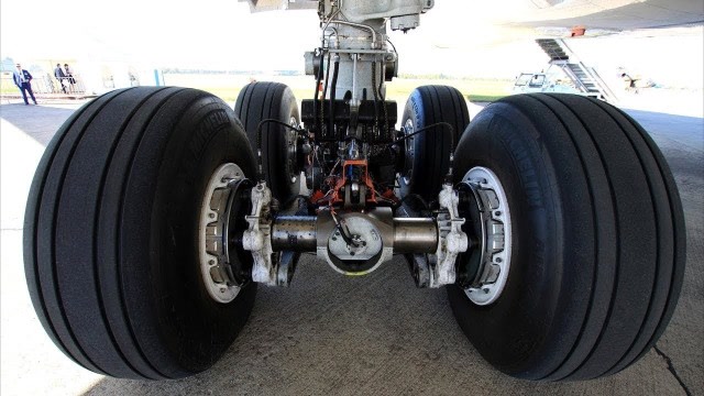 飞机的轮胎系统太先进了!实拍起飞前底盘释放过程就知道了