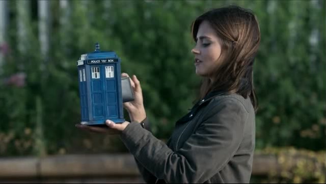 宇宙飞船tardis受到辐射变小,clara化身神秘博士.