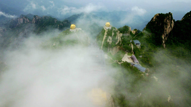 实景航拍老君山云海 绝壁道观美成凌霄宝殿 可能是你平生觐见