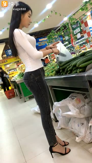 美女少妇买菜还穿这么性感