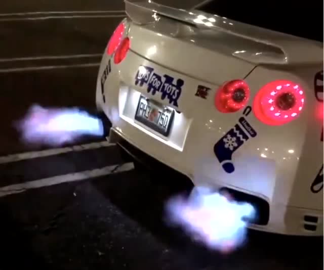 实拍爆改1200马力日产gtr轰油门排气管喷火
