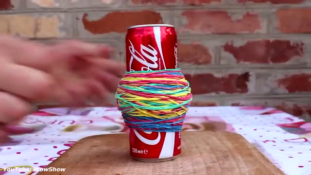 打开缠着2000根皮筋的可乐瞬间爆炸!