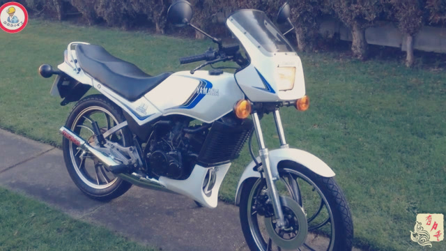 农村的一台雅马哈二冲摩托车,具体型号排量不详
