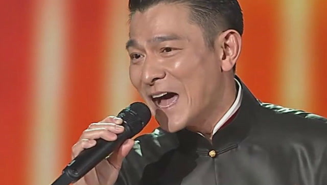 刘德华2015年春晚《回家的路》有人说跑调了但绝对真唱,好听