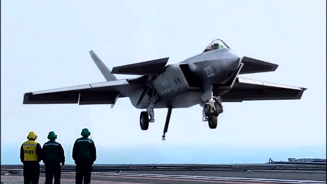 重型隐形战斗机歼20执行飞行表演任务后登陆航空母舰