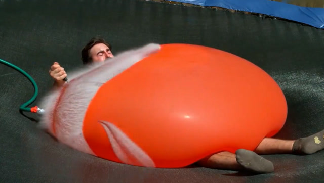 巨大水球不断灌水压在身上,刺破瞬间慢镜头下,画面太美