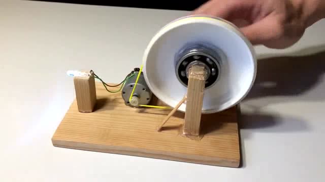 牛人用简易材料制作的发电机,原理就这么简单