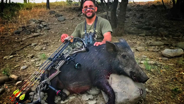 男子户外狩猎野猪,晚上加餐野猪肉