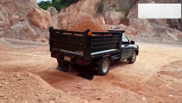 丰田皮卡改装的自卸车,装满土卸车试试