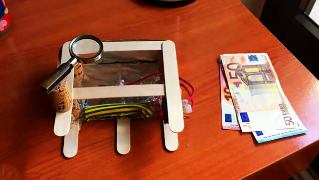 牛人教你自制一个验钞机,以后再也不怕遇到假钱了