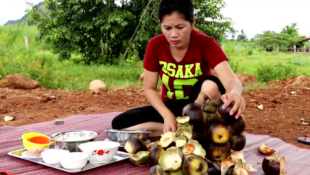 柬埔寨乡村美食,美女阿姨制作美味的棕榈果甜点