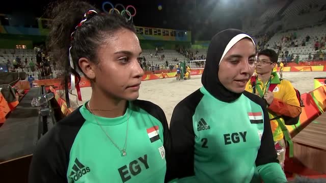 尴尬!埃及女排国家队参加沙滩排球奥运会比赛 就差穿羽绒服了
