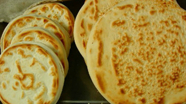 甘肃静宁锅盔历史悠久香酥无比大如锅盖,每天只做70个一饼难求