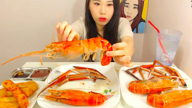 美女第一次吃这么大的虾,四只虾剥完手都快肿了,吃的真费力
