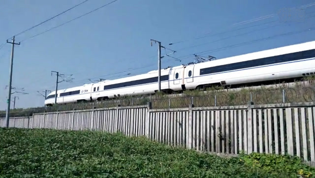 上海虹桥开往厦门北的动车 g1653次通过沪昆高铁诸暨站附近