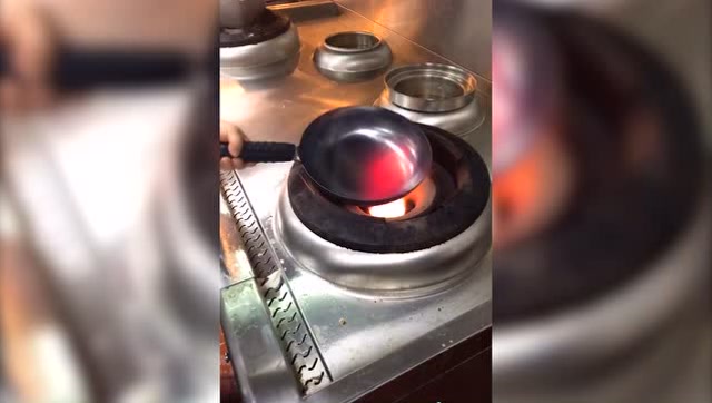 舌尖上的中国:暴火章丘铁锅大厨开锅,先烧红,再加猪油
