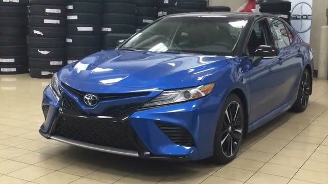 惊艳的造型!实拍蓝色2018款丰田凯美瑞xse