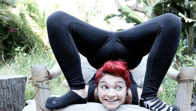 女子患病身体可随意扭曲,忍受病痛成柔术演员